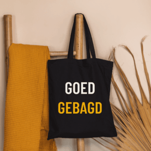 Zwarte katoenen tas met tekst Goed Gebagd in wit en geel, stevige canvas draagtas met lange hengsels