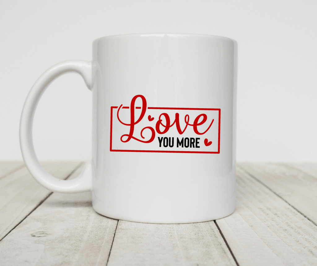 Witte mok met rode tekst “Love You More” en hartjes – lief Valentijns cadeau