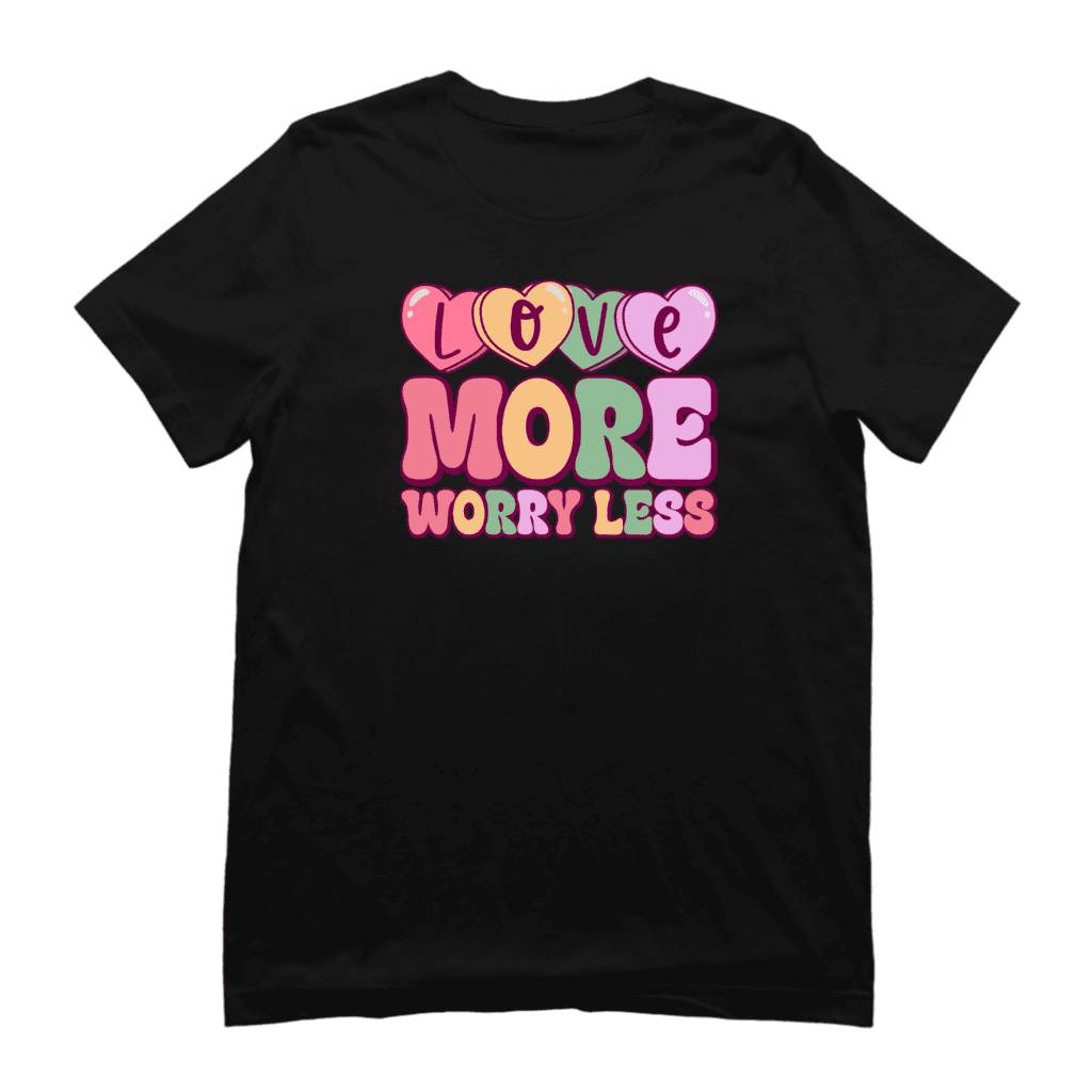 Zwart T-shirt met kleurrijke tekst “Love More Worry Less” in speelse letters