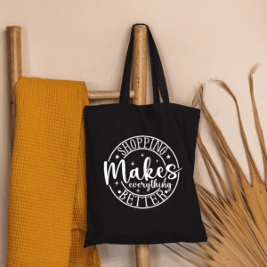 Zwarte katoenen tas met witte ronde print en de tekst “Shopping Makes Everything Better”