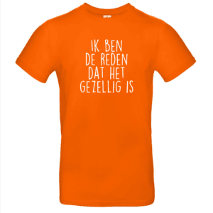 Oranje t-shirt met witte tekst “Ik ben de reden dat het gezellig is” – Koningsdag statement shirt
